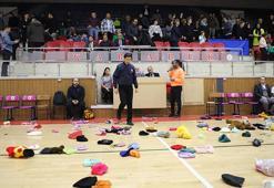 Depremzede çocuklar için sahaya oyuncak, atkı ve bere attılar