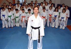 Babası 'eğlensin' diye salona götürüyordu, şimdi karateci kızlar yetiştiriyor