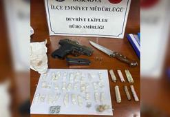 İzmir'de 'dur' ihtarına uymayıp, kaçtılar; araçtan uyuşturucu çıktı