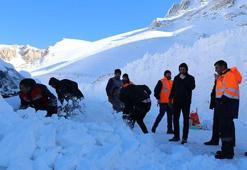 Van - Bahçesaray kara yolunda çığ altında kalan 2 araçtan biri çıkarıldı