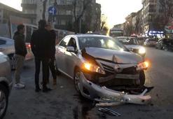 Avcılar'da ters yönden gelen otomobil minibüse çarptı: 3 yaralı