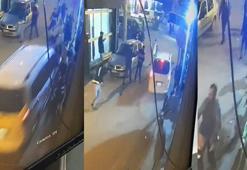 Mersin'de hafif ticari aracın kavga eden kalabalığa çarpma anı kamerada; 2 yaralı