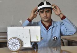 Lise öğrencileri, kafa hareketleriyle yön değiştiren tekerlekli sandalye prototipi yaptı