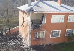 Kamyon 10 metreden evin üzerine uçtu; sürücü yaralandı