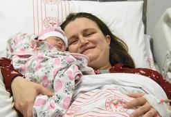 İzmir’de yeni yılın ilk bebeği ‘Yüsra’ oldu
