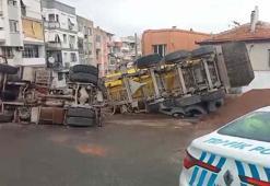 Yük boşaltırken devrilen hafriyat kamyonunun sürücüsü yaralandı; olay anı kamerada