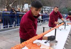 Adana lezzetleri İstanbul'a taşındı; 34 metrelik kebap görenleri şaşırttı