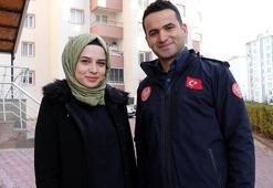 İtfaiyeci çiftten biri teorik, diğeri pratik eğitim veriyor