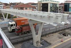 Metrobüs yolundaki üst geçit çalışması tartışmalara neden oldu