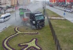 Işıkta bekleyen araçlara çarpmamak için şoför manevra yaptı; TIR, refüje çıktı