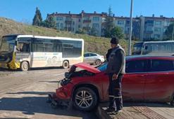 Özel halk otobüsüyle çarpışan otomobilin sürücü yaralandı