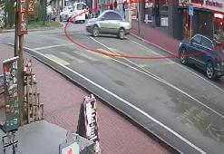 El freni çekilmeyen otomobil çikolata dükkanına girdi; o anlar kamerada