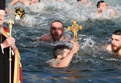 Haliç'te haç çıkarma töreni