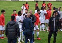 Hazırlık maçında saha karıştı, gergin anlar yaşandı