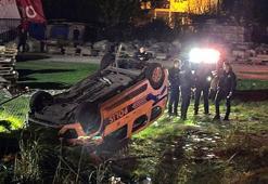 Polis aracı, yol kenarındaki arsaya devrildi; 3 yaralı