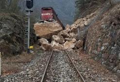 Demiryolunda heyelan: Yük treni raydan çıktı