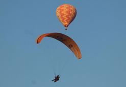 Uçak yerine sıcak hava balonlarından atlayış yaptılar