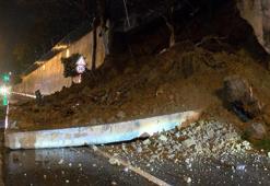 Pendik'te okulun istinat duvarı yola çöktü