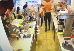 Kız arkadaşının kahve bardağına gülücük çizen baristayı dövdü