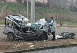 Beton direğe çarpan hafif ticari aracın sürücüsü öldü