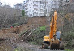 Heyelan nedeniyle tahliye edilen binadakiler, çalışmaların ardından evlerine geçebilecek