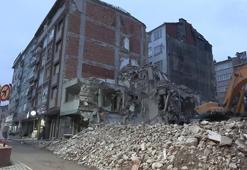 Güngören’de yıkım sırasında yan binanın duvarı hasar gördü; molozlar odaya doldu