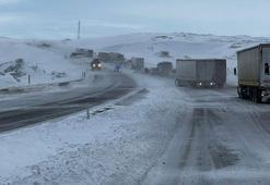 Tendürek Geçidi kardan kapandı, çoğu TIR onlarca araç mahsur kaldı