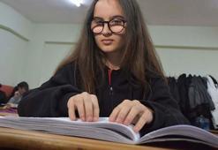 Liseli Melis, okul arkadaşlarının seslendirdiği kitapla engelleri aşıyor