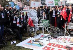 Engelliler, protez uzuvlarını ABD Büyükelçiliği önüne attı