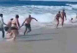 Alanya'da boğulma tehlikesi geçiren 2 turistin kurtarılması kamerada