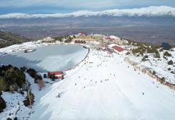 Buz tutan göl manzaralı Ergan Dağı Kayak Merkezi, sömestir tatiline hazırlanıyor