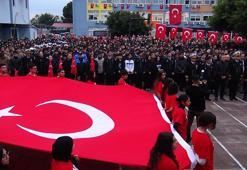 Mersin'deki okullarda şehitler için saygı duruşu