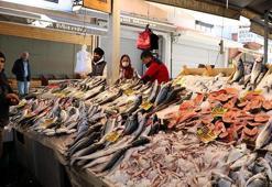 Fırtına sonrası havalar soğudu, tezgahlarda balık bollaştı