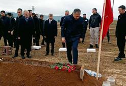 Bakan Yerlikaya'dan, şehit ailesine taziye ziyareti