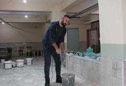 Müdür olarak atandığı okulun, mesai dışında çatı, boya ve fayans işlerini yapıyor