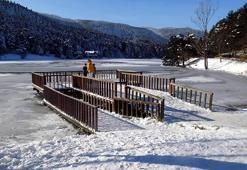 Gölcük Tabiat Parkı'ndaki gölün yüzeyi buz tuttu
