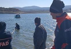 Yıkamak için traktörünü göle soktu, çıkartamadı