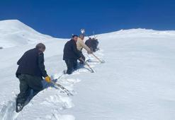 Küreklerle karlı bölgeyi aşıp, mahalleye su getirdiler