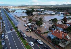 Ayvalık'ta sağanak; dere taştı, ev ve iş yerlerini su bastı