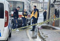 Pazara giderken öldü; cenazenin ıslanmaması için üzerine şemsiye koydular