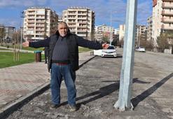 Kaldırımdaki 5 direk, genişletilen yolda kaldı