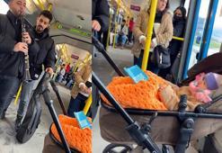 Metroda ağlayan bebeği, klarnetle ninni çalıp uyuttular