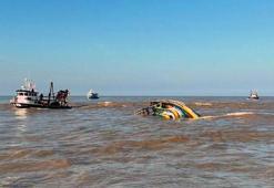 Dalgayla devrilip zemine oturan teknedeki 4 kişi, suya atlayıp kurtuldu