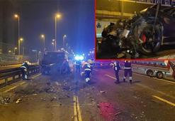 Zeytinburnu'nda lüks otomobil yol çalışması yapan belediye aracına çarptı: 5 yaralı