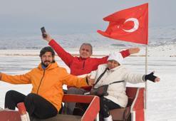 Buz tutan Çıldır Gölü, tatilcilerin eğlence mekanı oldu