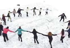 Sporculardan Çıldır Gölü’nde buz dansı