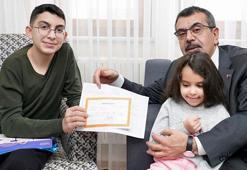 Bakan Tekin, evde eğitim gören depremzede öğrenciye karnesini verdi