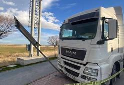 Arkadaşının hareket ettirdiği TIR'ın devirdiği yön levhası, sürücünün başına çarptı