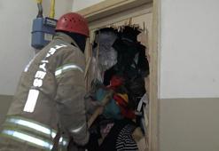 Avcılar'da haber alınamayan emekli öğretmenin dairesinden çöp ev çıktı