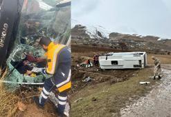 Van'da yolcu midibüsü devrildi: 7'si çocuk 27 yaralı